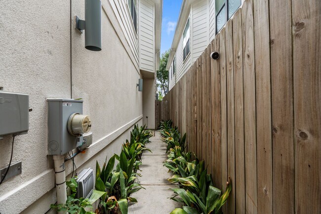 Building Photo - 4205 Koehler St