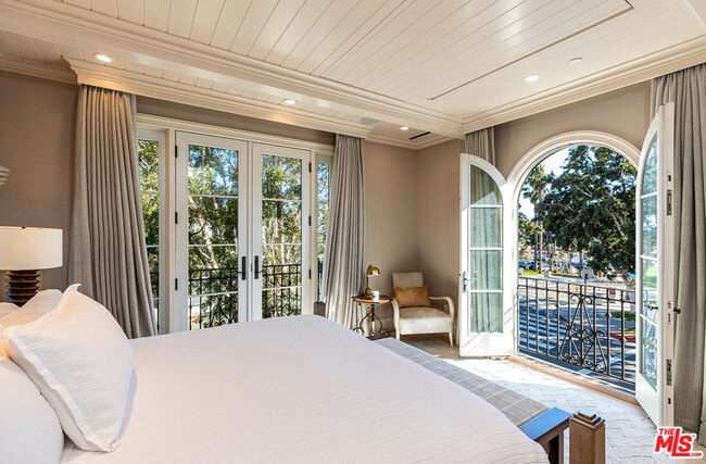 Building Photo - 127 Hollister Ave