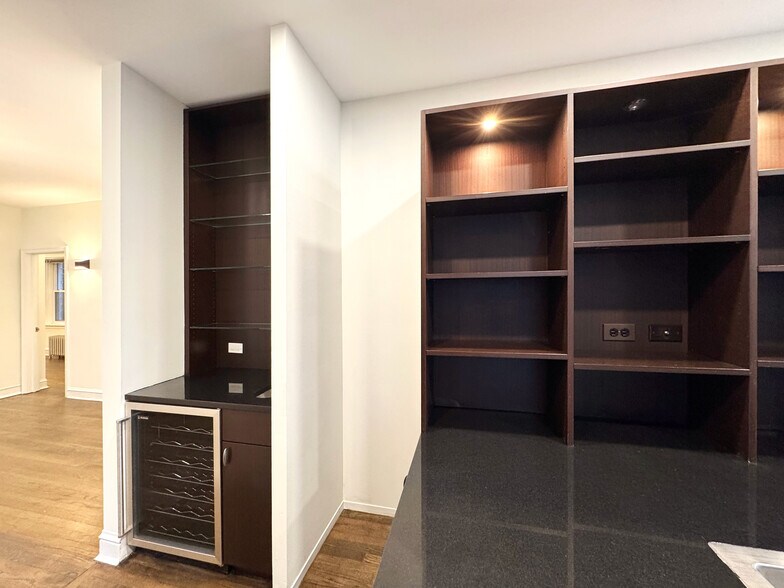 Building Photo - 1406 W Thorndale Ave