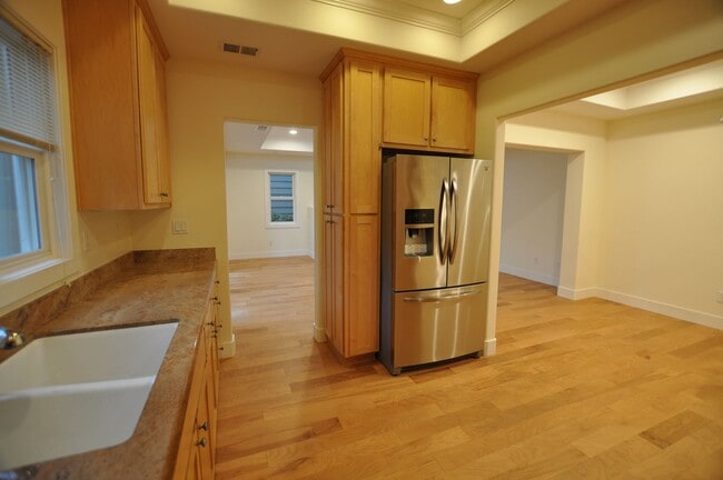 Building Photo - Luxury Craftsman Style Home in quiet San M...