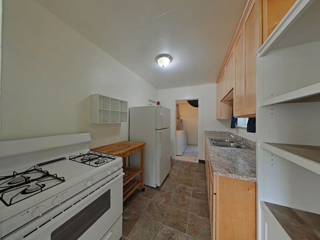 Building Photo - 1 Bedroom House ~ Close to Campus