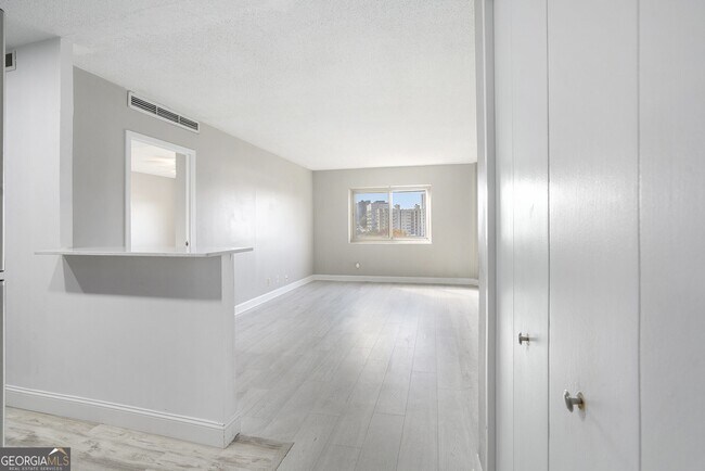 Building Photo - 2285 Peachtree Rd NE