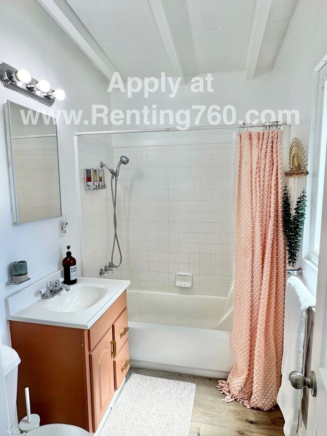 Building Photo - Cozy & Furnished 2 Bed 1 bath Home!
