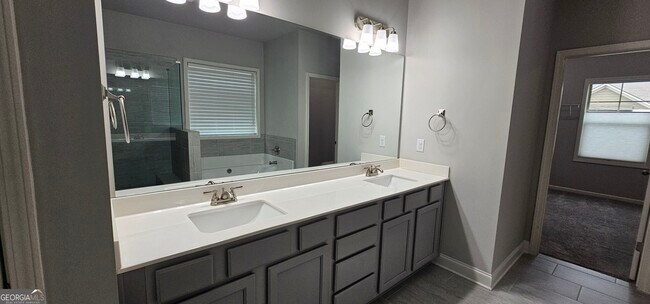 Building Photo - 352 Newshaw Dr