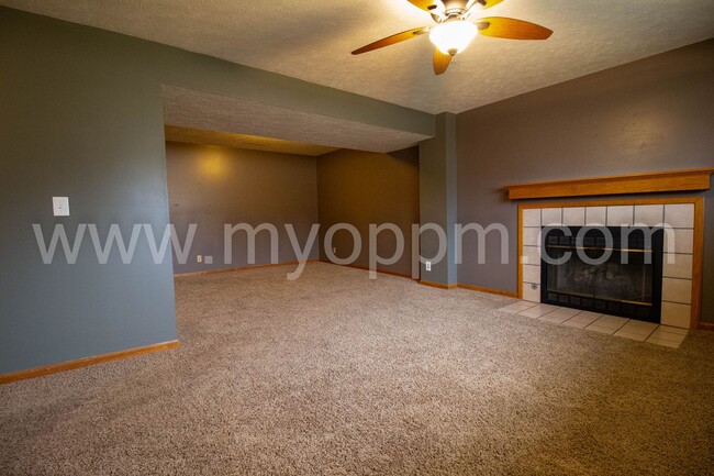 Building Photo - Must See! Well maintained 3 Bedrooms 2.5 B...