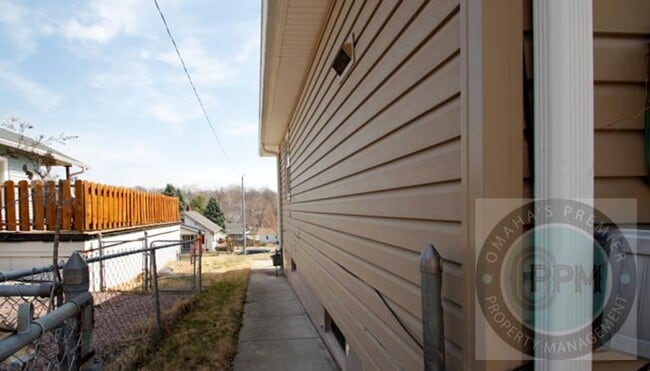 Building Photo - 3 Bed Home | 67th & Blondo