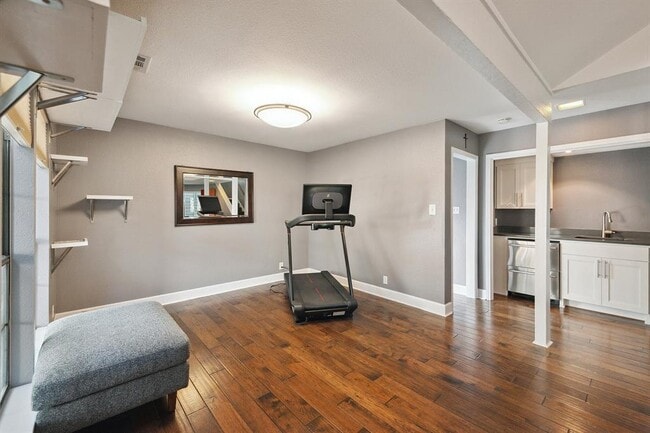 Building Photo - 5704 Sam Houston Cir