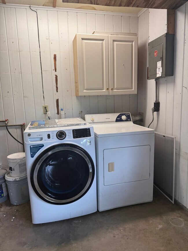 Building Photo - 3 Bedroom 2 Bath Single Family Home w/Garage & Bonus Room
