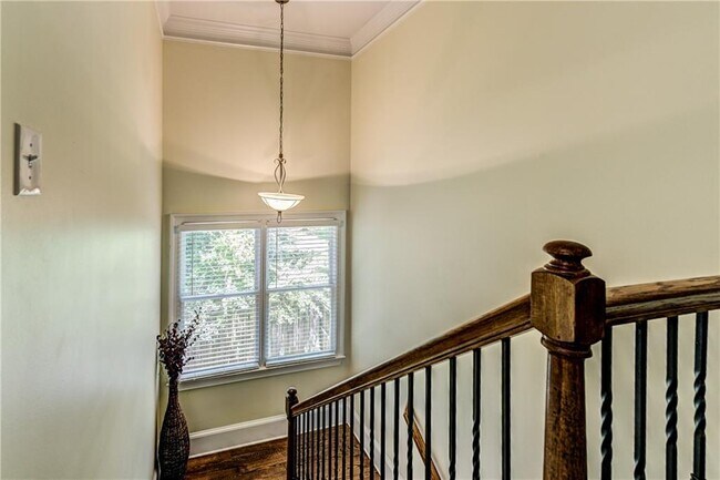 Building Photo - 1829 Sylvan Ridge Dr SW