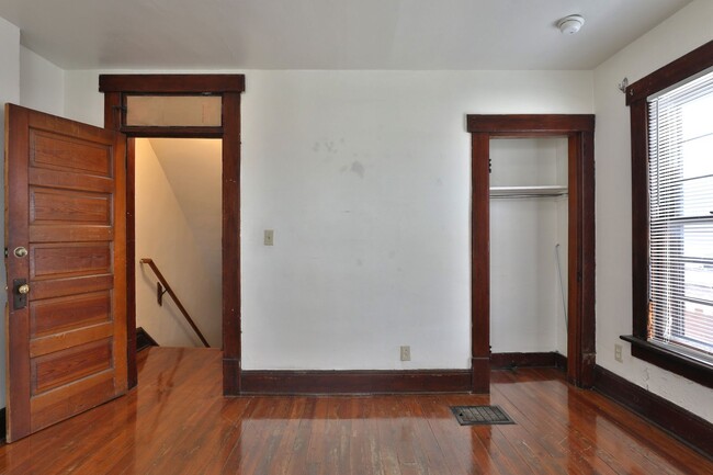 Building Photo - Large 4 Bedroom North Campus Townhouse - 1...