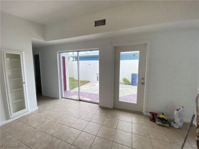 Building Photo - 15 Vineyard St