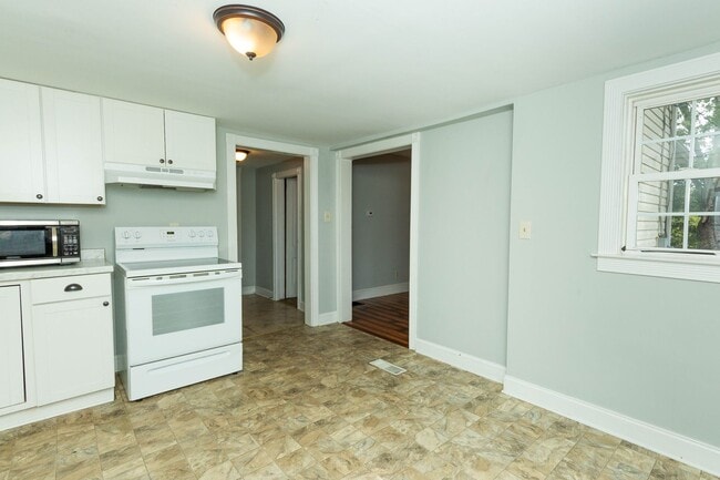 Building Photo - 2 Bed, 2 Bath Farmhouse-Style Home in Kear...