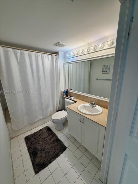 Building Photo - 1155 Brickell Bay Dr
