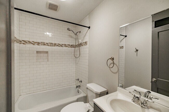 Building Photo - Beautiful Ranch Home in Prime Jefferson Location – Pet Friendly!