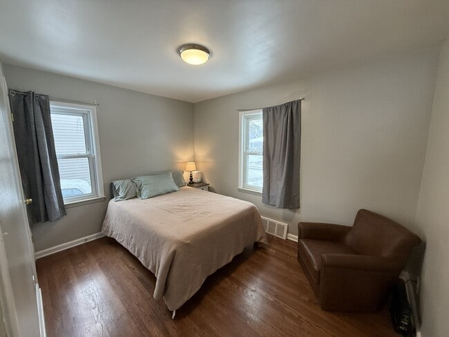 Building Photo - 131 W Evelyn Ave