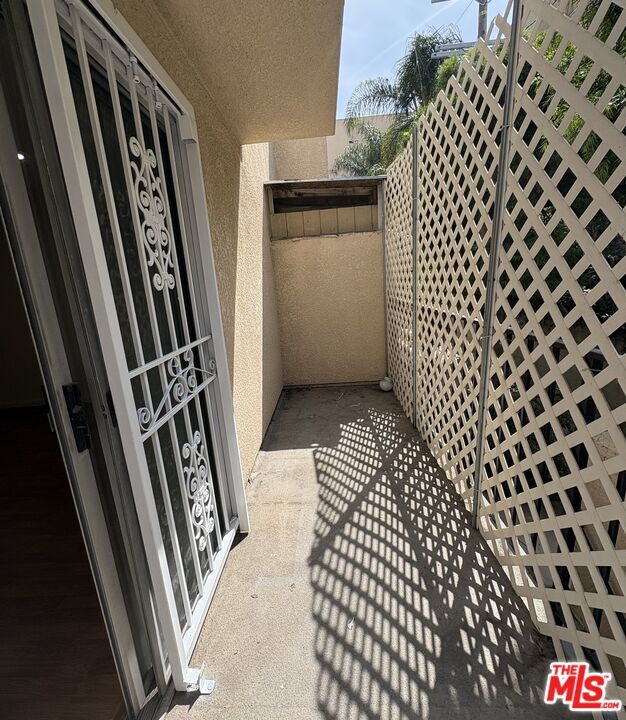 Building Photo - 433 S Manhattan Pl