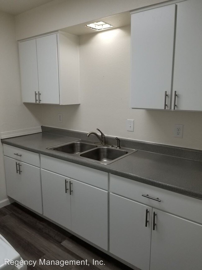 Building Photo - 704 N Broadway St