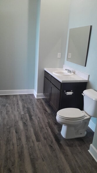 1 or 2 bed apt bathroom - Harrison Court Apartments