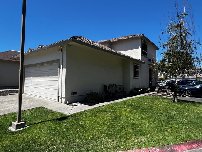 Primary Photo - Modern 3 Bed / 2 Bath End Unit Home for Re...