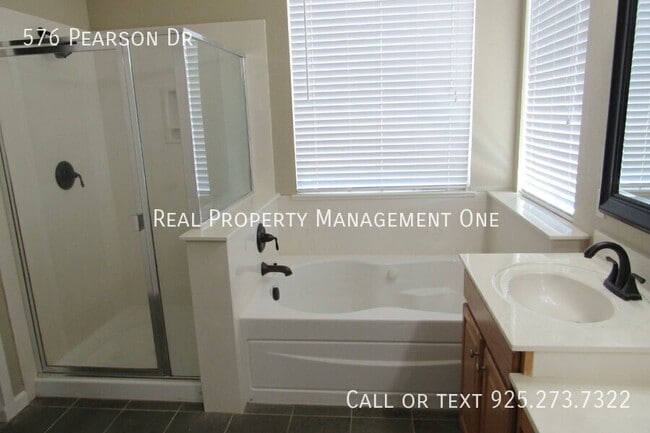 Building Photo - 576 Pearson Dr