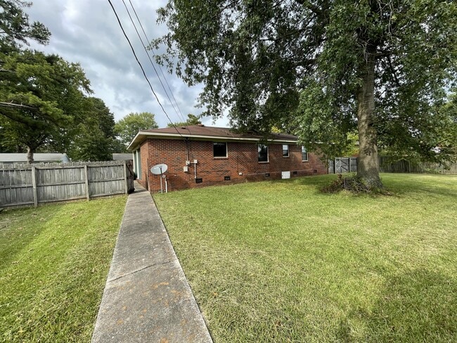 Building Photo - 902 Hereford Dr