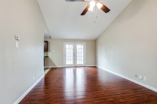 Building Photo - 811 Brentwood Ln