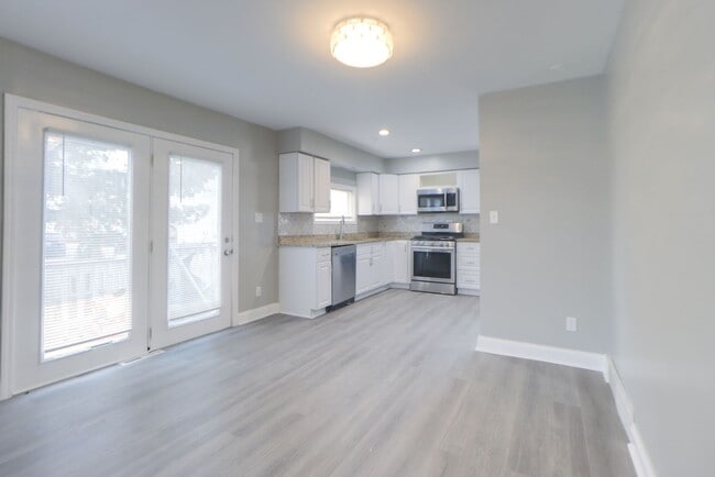 Building Photo - Spacious 3 Bedroom Sunnyside Duplex