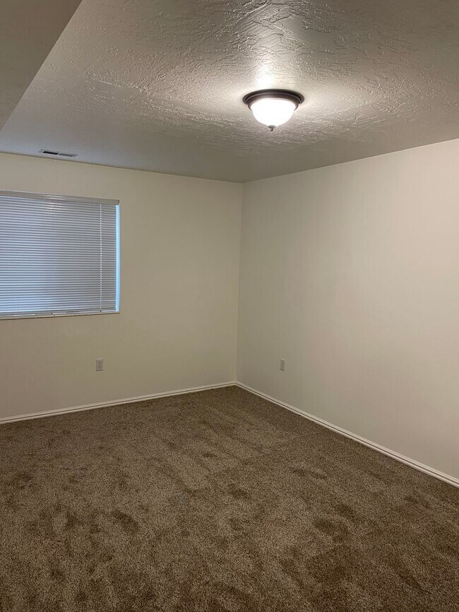 Building Photo - Desirable Kaysville Area/ 5 Bedroom Home