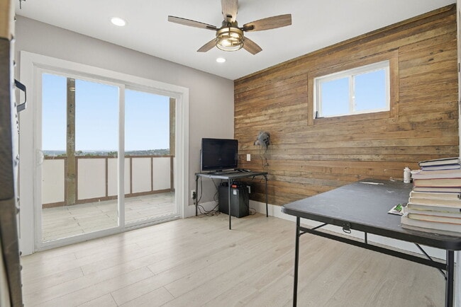 Building Photo - All-Inclusive Lakeside Living: 2BR Home with Flexible Lease Terms