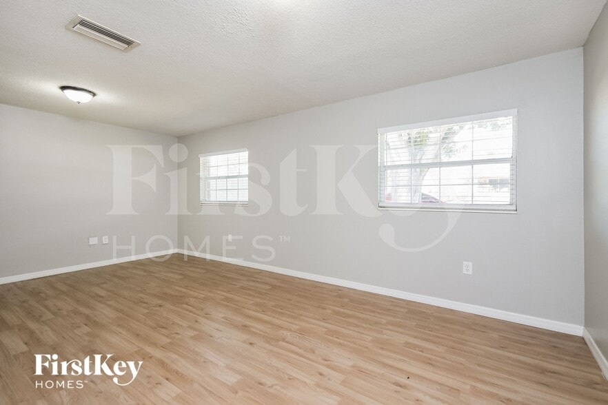 Building Photo - 815 Lake Elbert Ct