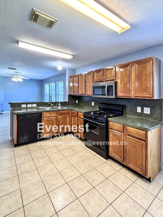 Building Photo - 3-Bedroom Home with Scenic Community Ameni...