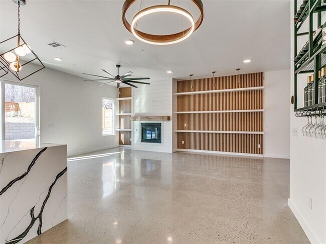 Building Photo - 605 N Idaho Ave