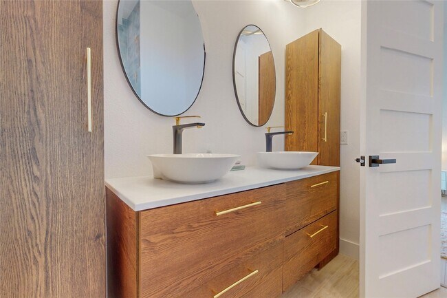 Building Photo - 3946 N Cresthaven Rd