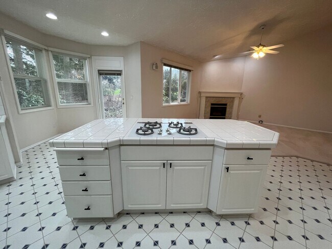 Building Photo - Clackamas Ranch 3 bedroom 2 bathroom - W/D...