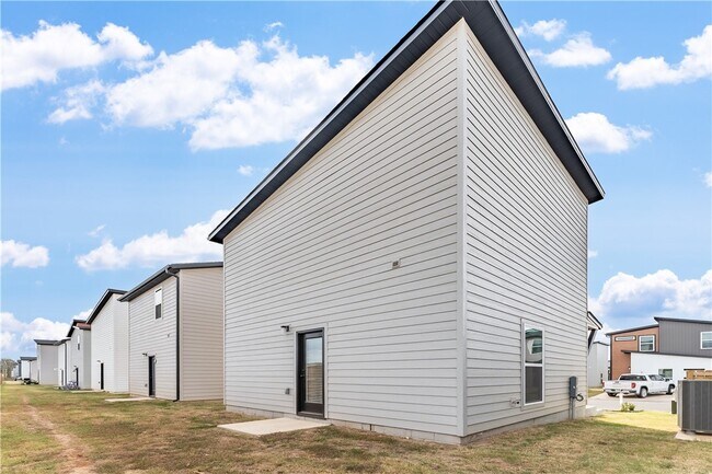 Building Photo - 840 Boardwalk Ave