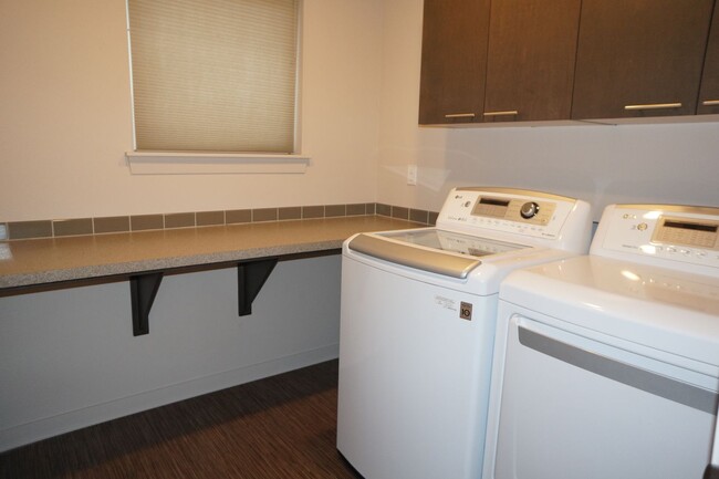 Building Photo - NE Portland 3-bedroom 2.5-bathroom NW Cont...