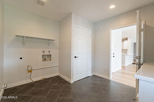 Building Photo - 5715 E Calle Del Paisano