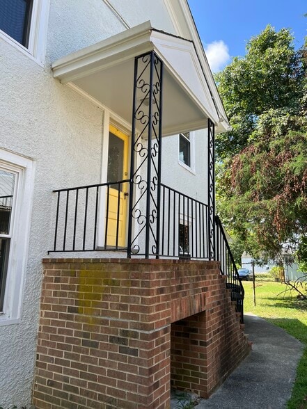 Entrance to apt, room for a chair! - 704 Blenheim Ave