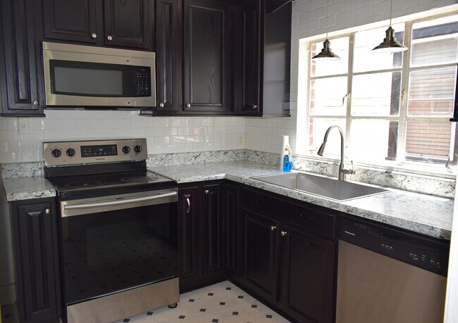 Building Photo - 1208 Hickman Rd