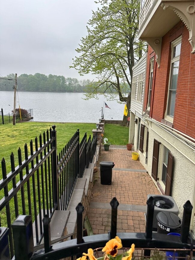 Building Photo - 256 Radcliffe St