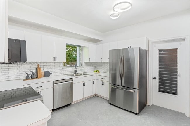 Building Photo - 9164 Carlyle Ave