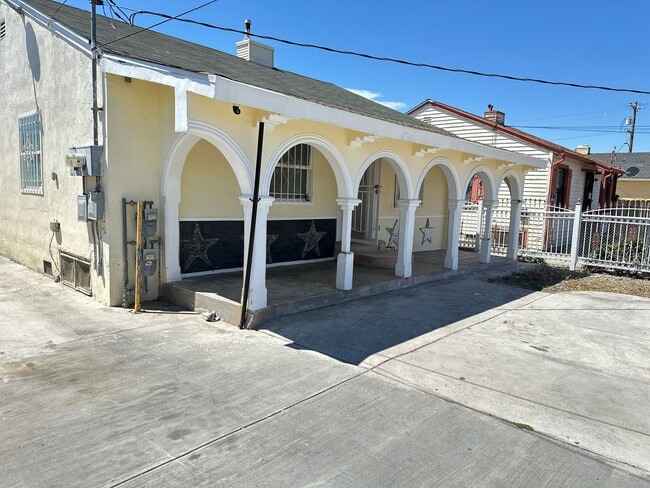 Building Photo - 3 Bedrooms 1  Bathroom  House In a Quiet A...