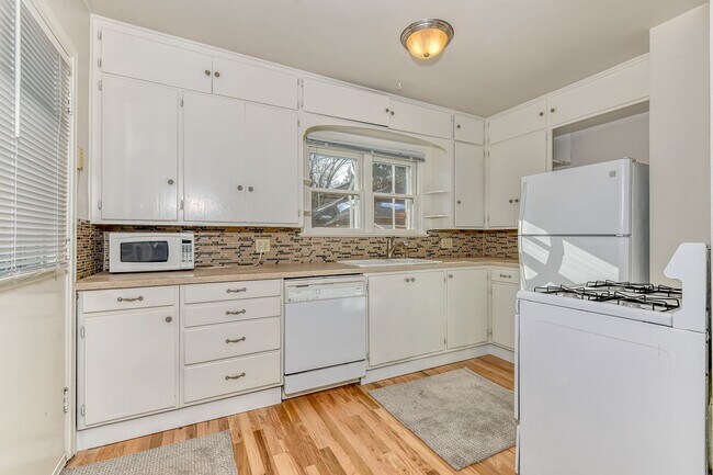 Building Photo - Coveted Northend Location! Spacious 5 bedr...