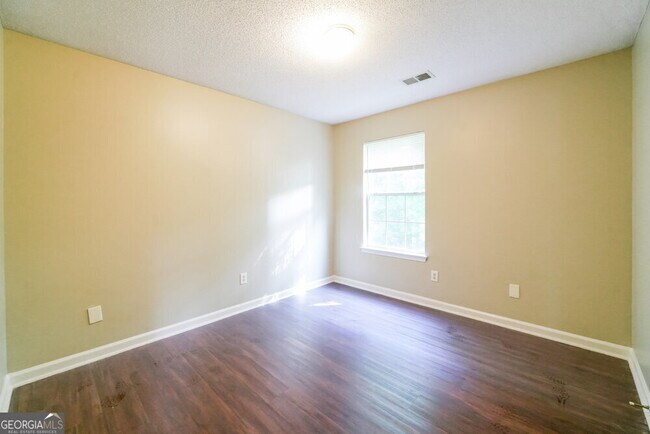 Building Photo - 1214 Foxwood Dr