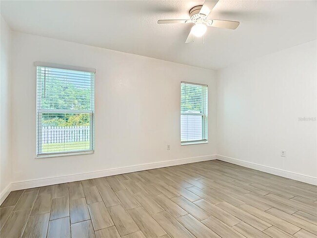 Building Photo - 3040 Lakes Crest Ave