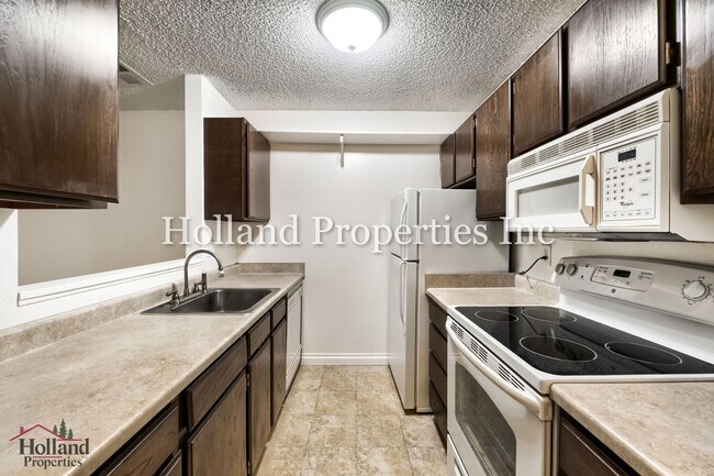 Building Photo - 8747 SW Brightfield Cir
