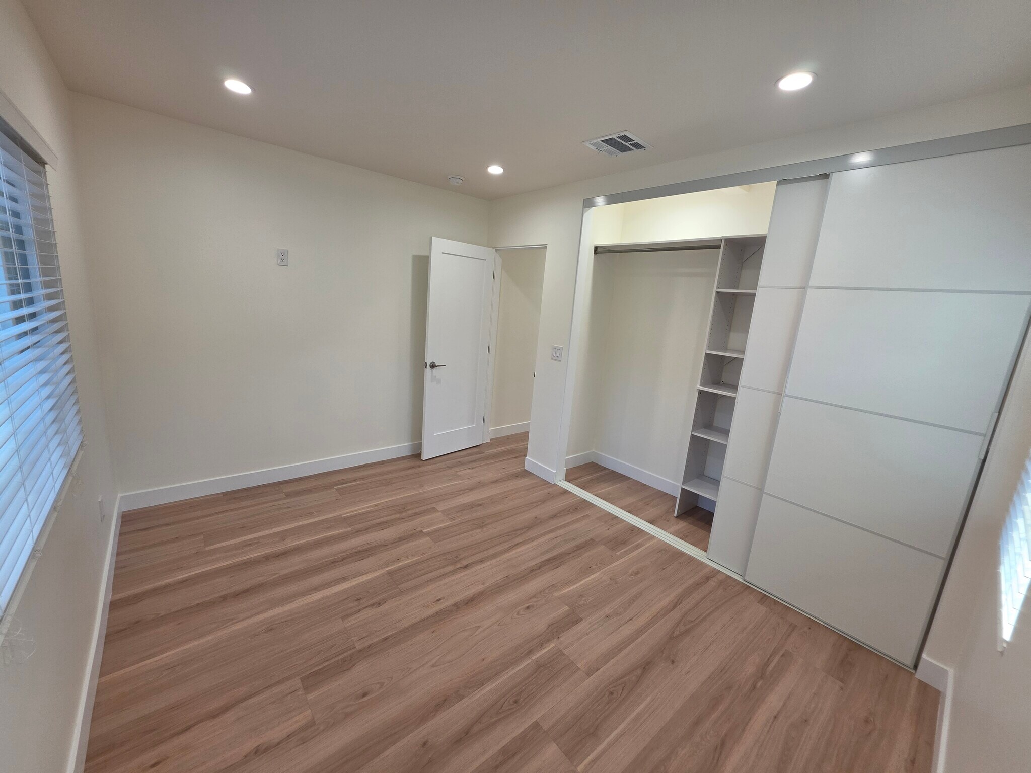 Building Photo - 2913 W Riverside Dr