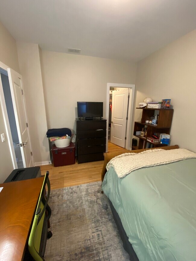 Building Photo - 2151 W. Evergreen-103