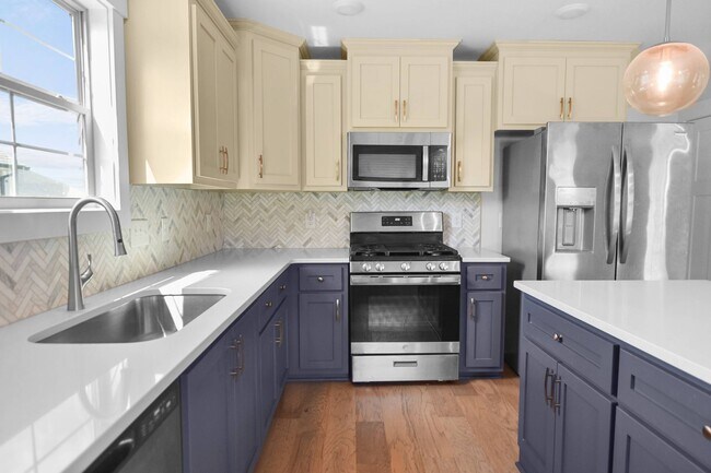Building Photo - Pet Friendly Three Bedroom with Bonus!