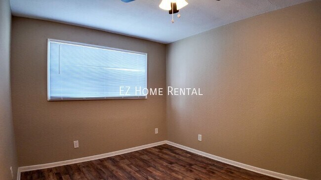 Building Photo - Price to Lease Fast! $899/mth!